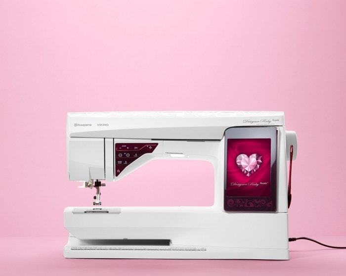 Machine à coudre et à broder Husqvarna Designer Ruby Royale + Unité de