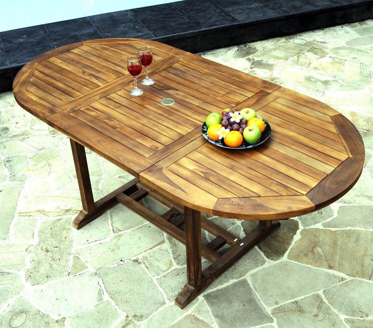 Table ovale de jardin en teck huilé avec rallonge papillon 120180 x