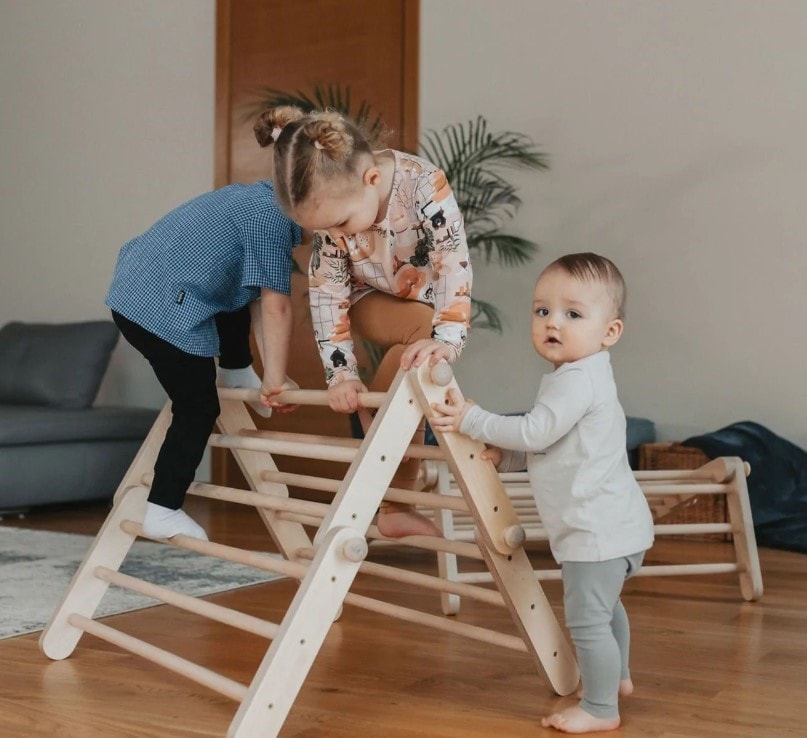 Tour d'apprentissage - table step'n'sit. Wooden / brass fermoirs