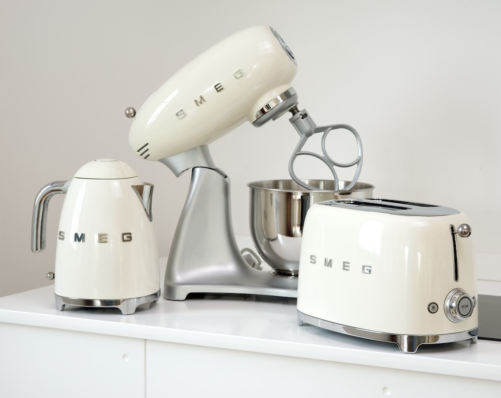 SMEG BOUILLOIRE KLF01CREU CREME